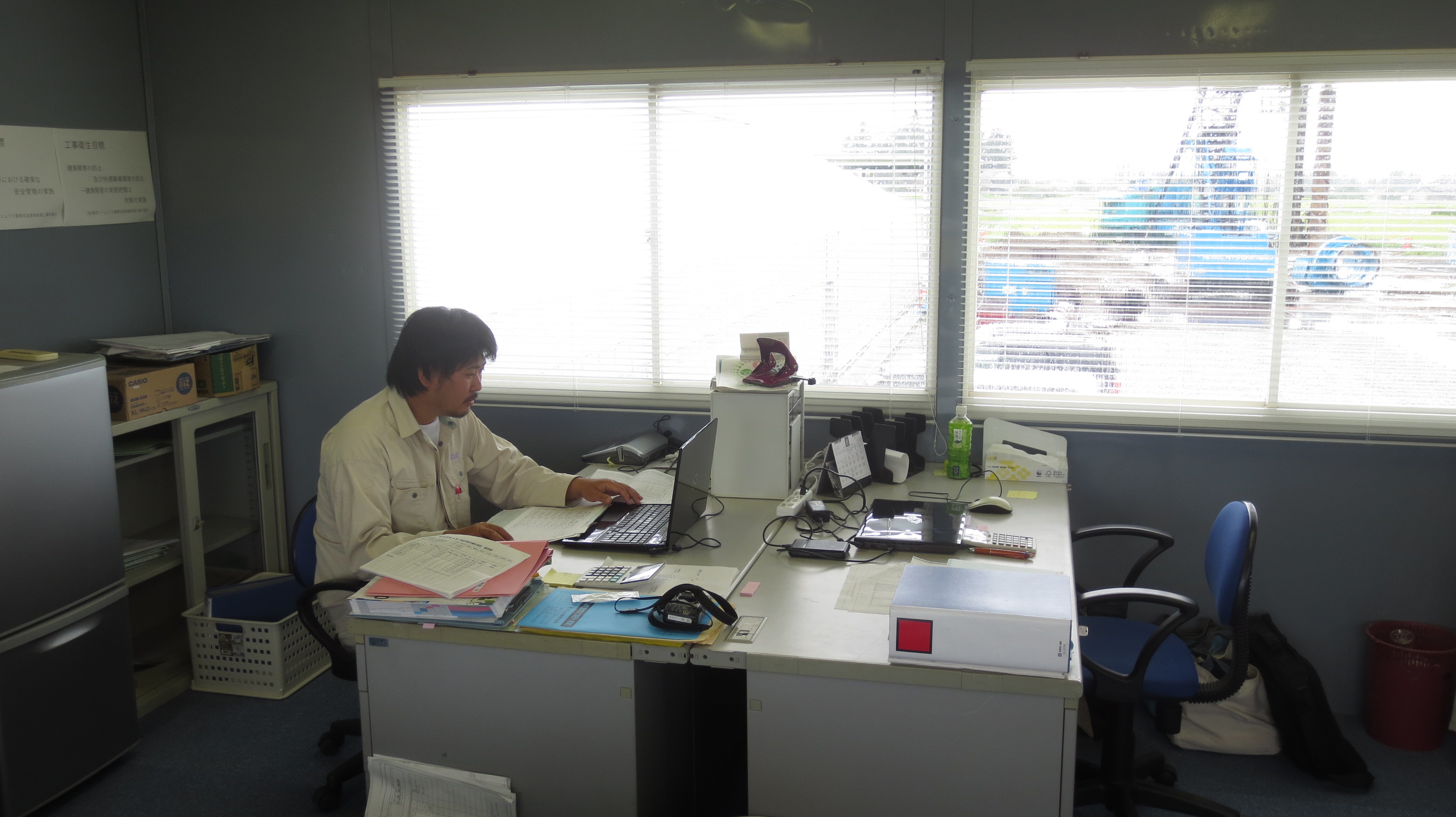 現場事務所作業風景