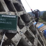 枠内基盤材吹付工