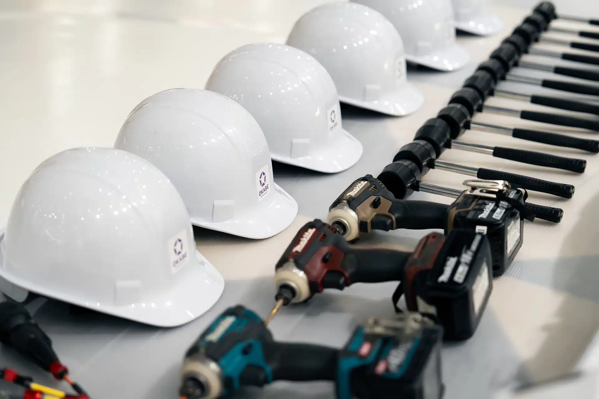 株式会社岡部 ヘルメットと工具