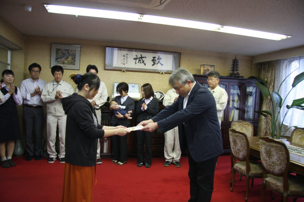 出産祝い金贈呈
